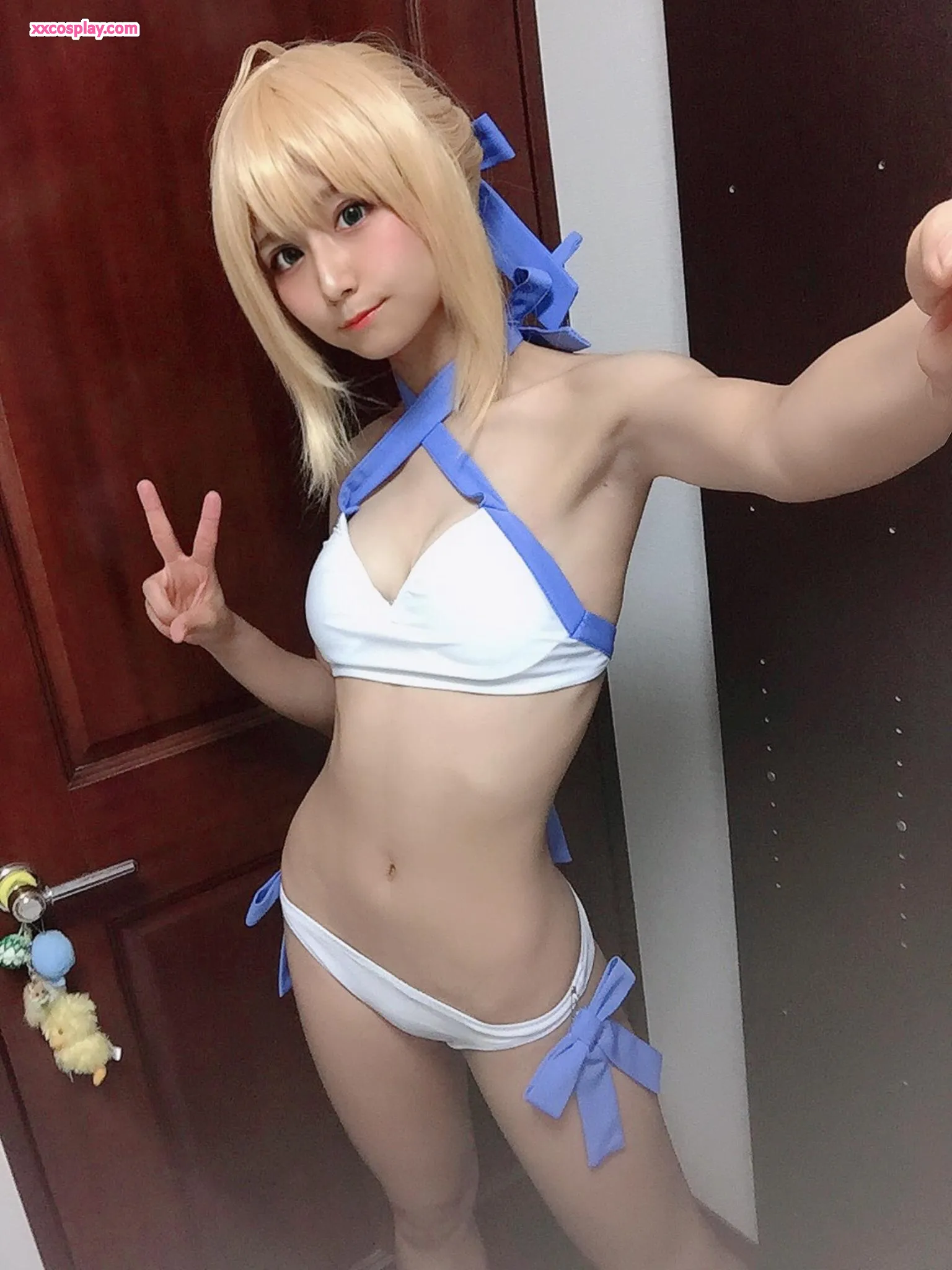 Yanagimaru's Charming White Swimsuit Cosplay